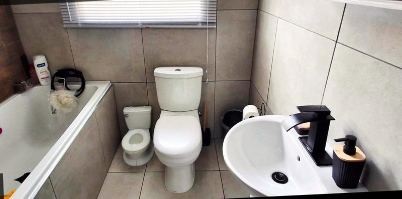 2 Bedroom Property for Sale in Langenhovenpark Free State